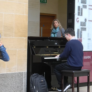 美女老师用丝袜踩我的🐔出精子的照片
